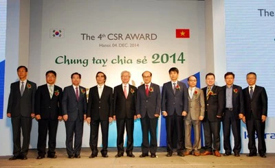Cérémonie de remise du prix CSR à des entreprises sud – coréennes implantées au Vietnam (Source : VGP).